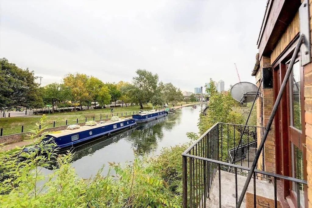 Canal View House: City of London Oasis 0*,  United Kingdom