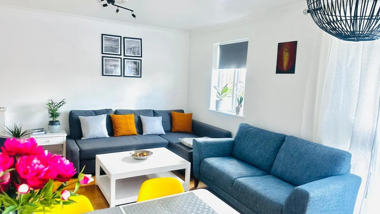 Canal View House: City of London Oasis Apartment