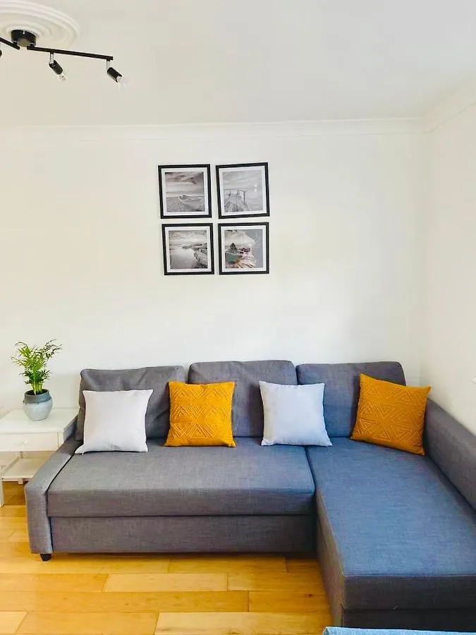 Canal View House: City of London Oasis Apartment