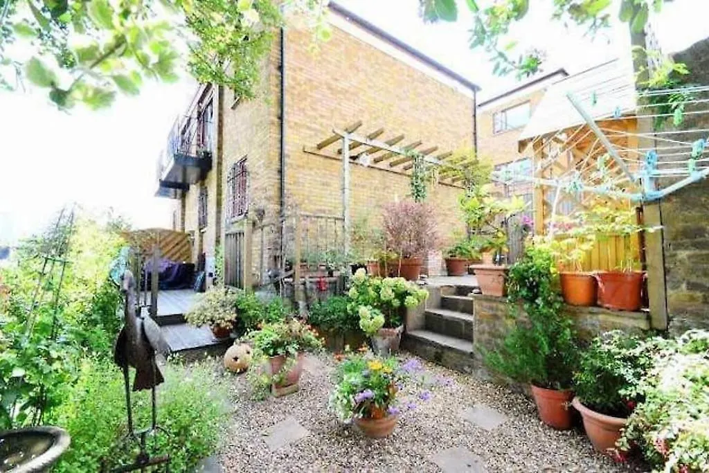 Canal View House: City of London Oasis United Kingdom