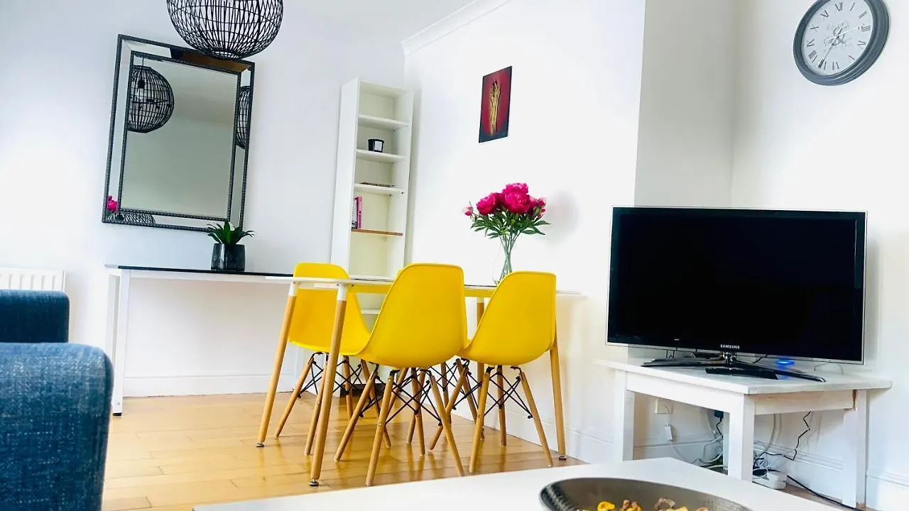 Canal View House: City of London Oasis