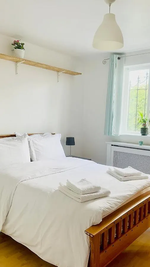 Canal View House: City of London Oasis Apartment