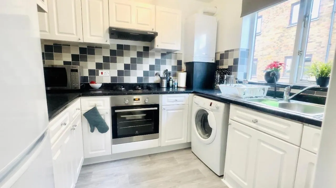 Canal View House: City of London Oasis Apartment