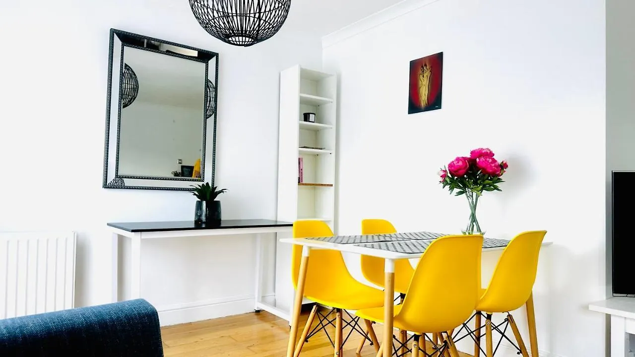 Canal View House: City of London Oasis 0*,