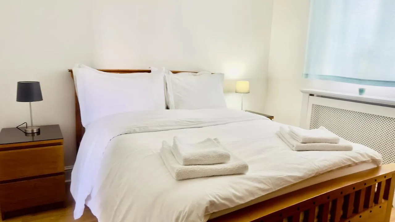 Canal View House: City of London Oasis 0*,  United Kingdom