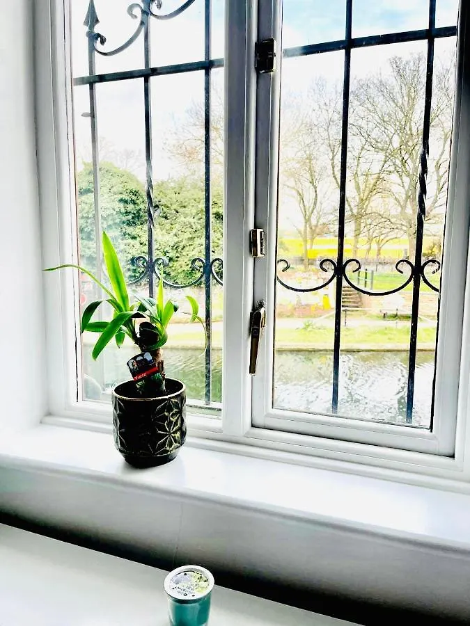 Canal View House: City of London Oasis Apartment