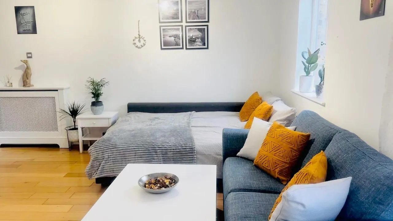Canal View House: City of London Oasis 0*,