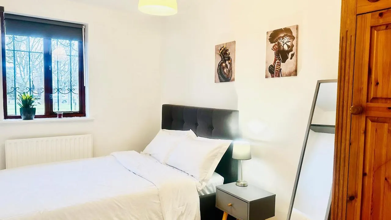 Canal View House: City of London Oasis Apartment
