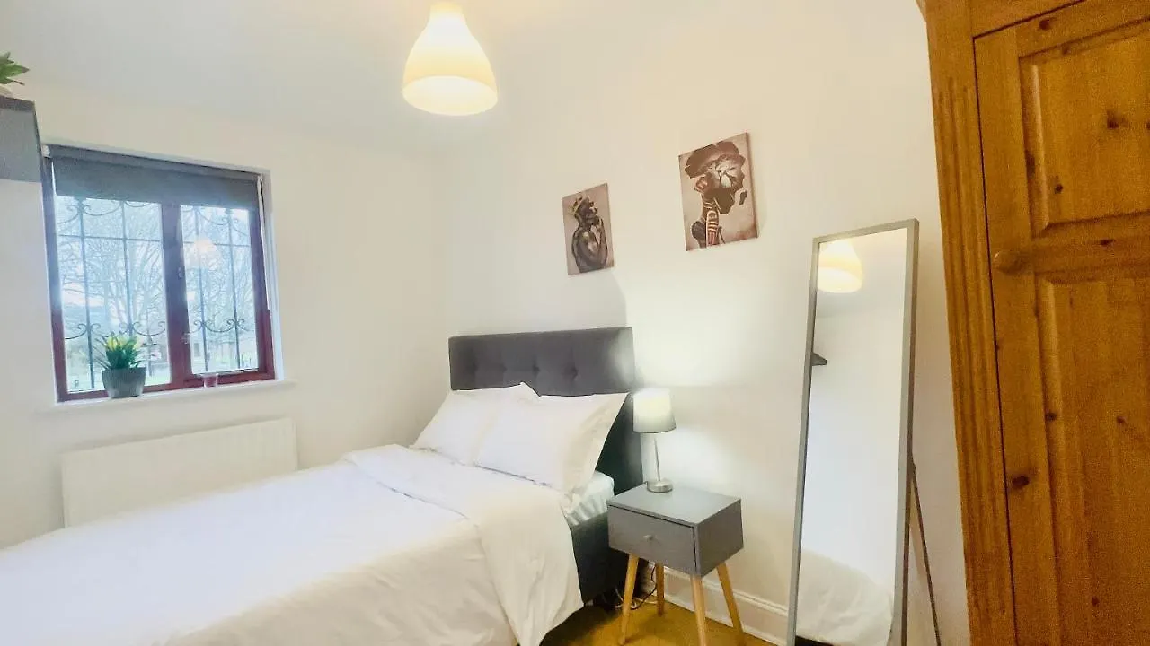 Canal View House: City of London Oasis