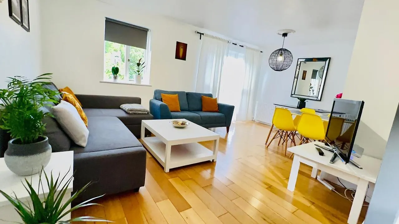 Canal View House: City of London Oasis 0*,