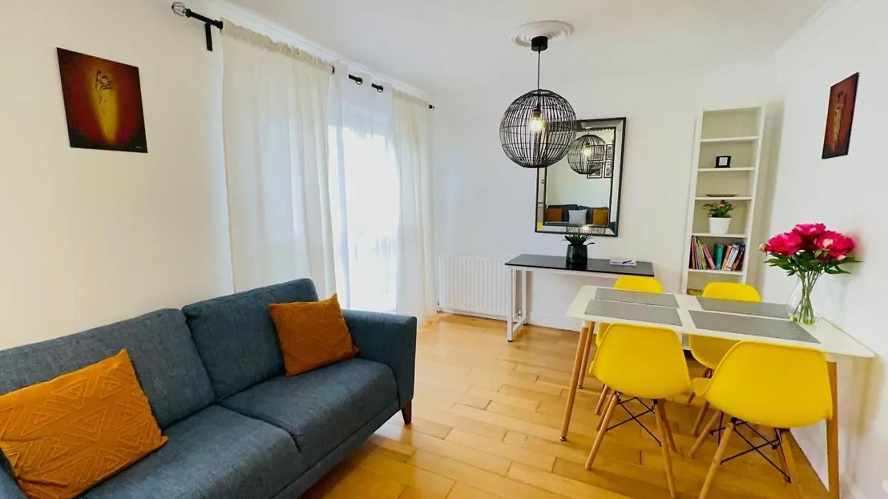 Canal View House: City of London Oasis