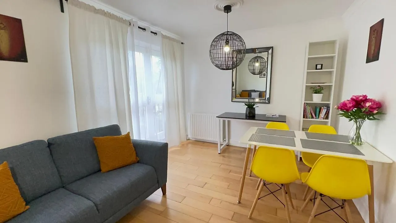 Canal View House: City of London Oasis Apartment