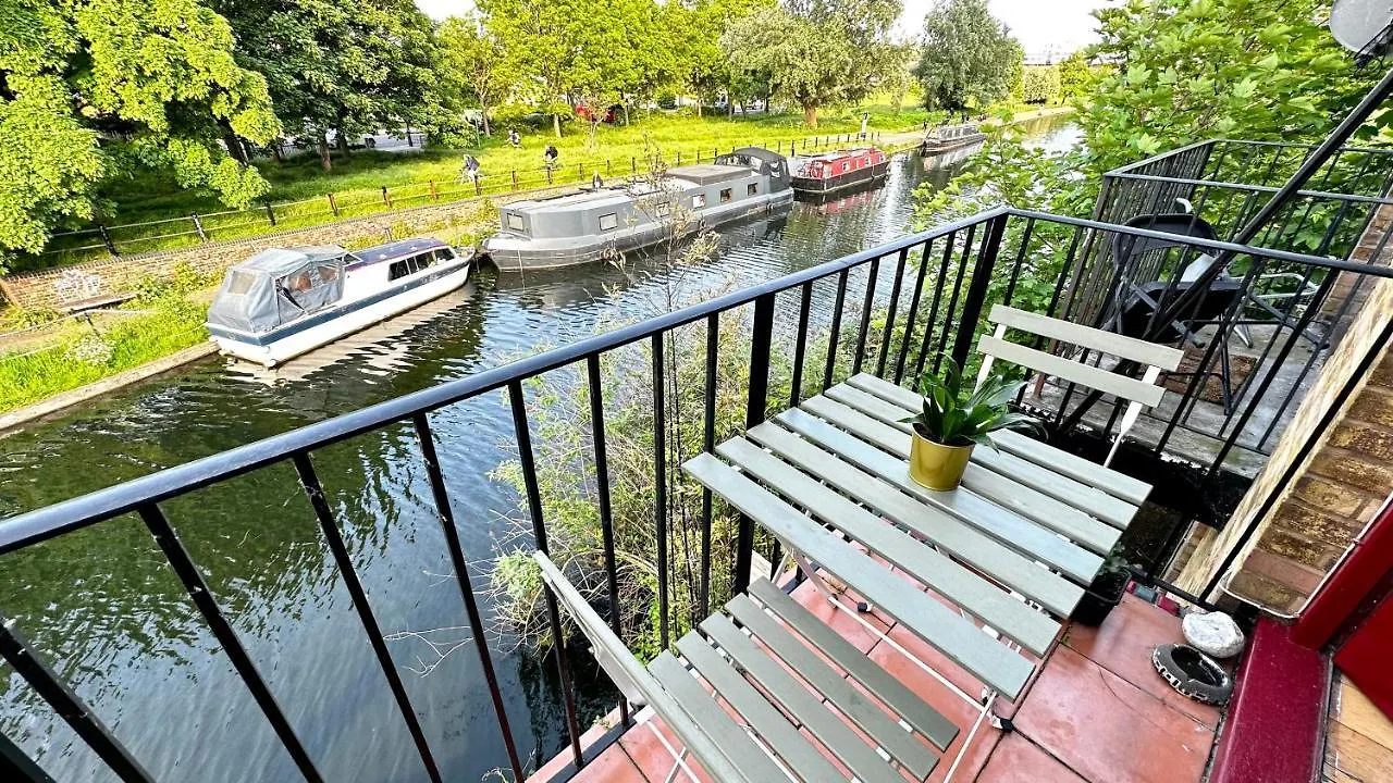 Canal View House: City of London Oasis 0*,  United Kingdom