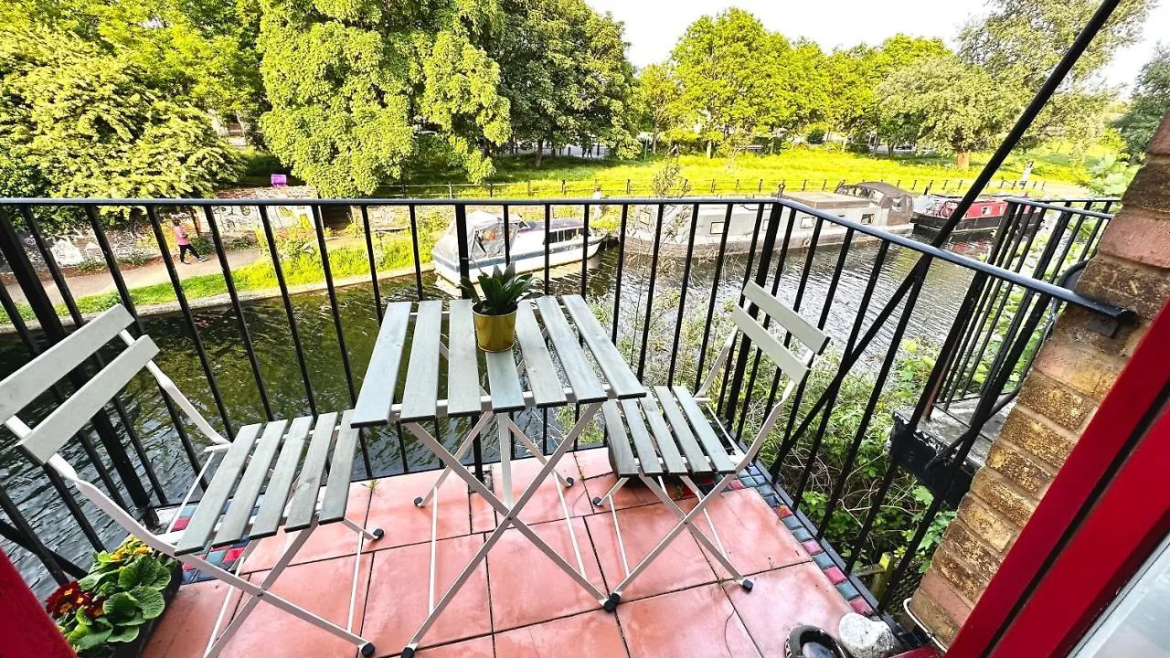 Canal View House: City of London Oasis Apartment