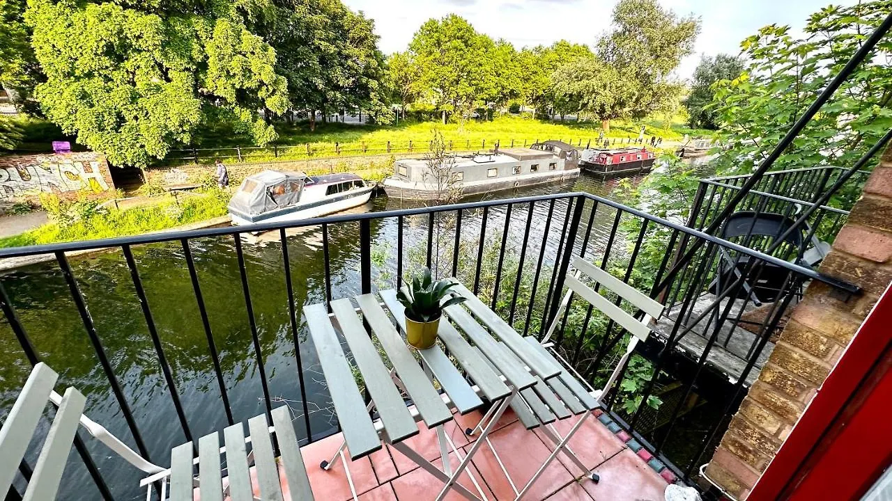 Apartment Canal View House: City of London Oasis United Kingdom