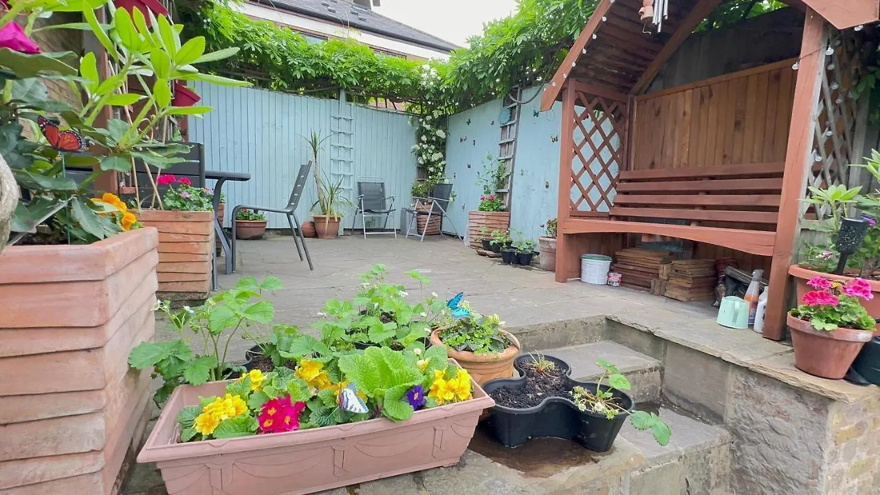 Canal View House: City of London Oasis