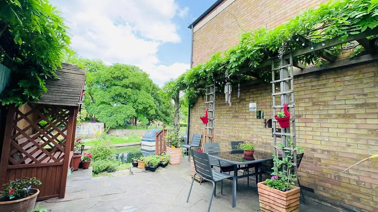 Canal View House: City of London Oasis 0*,