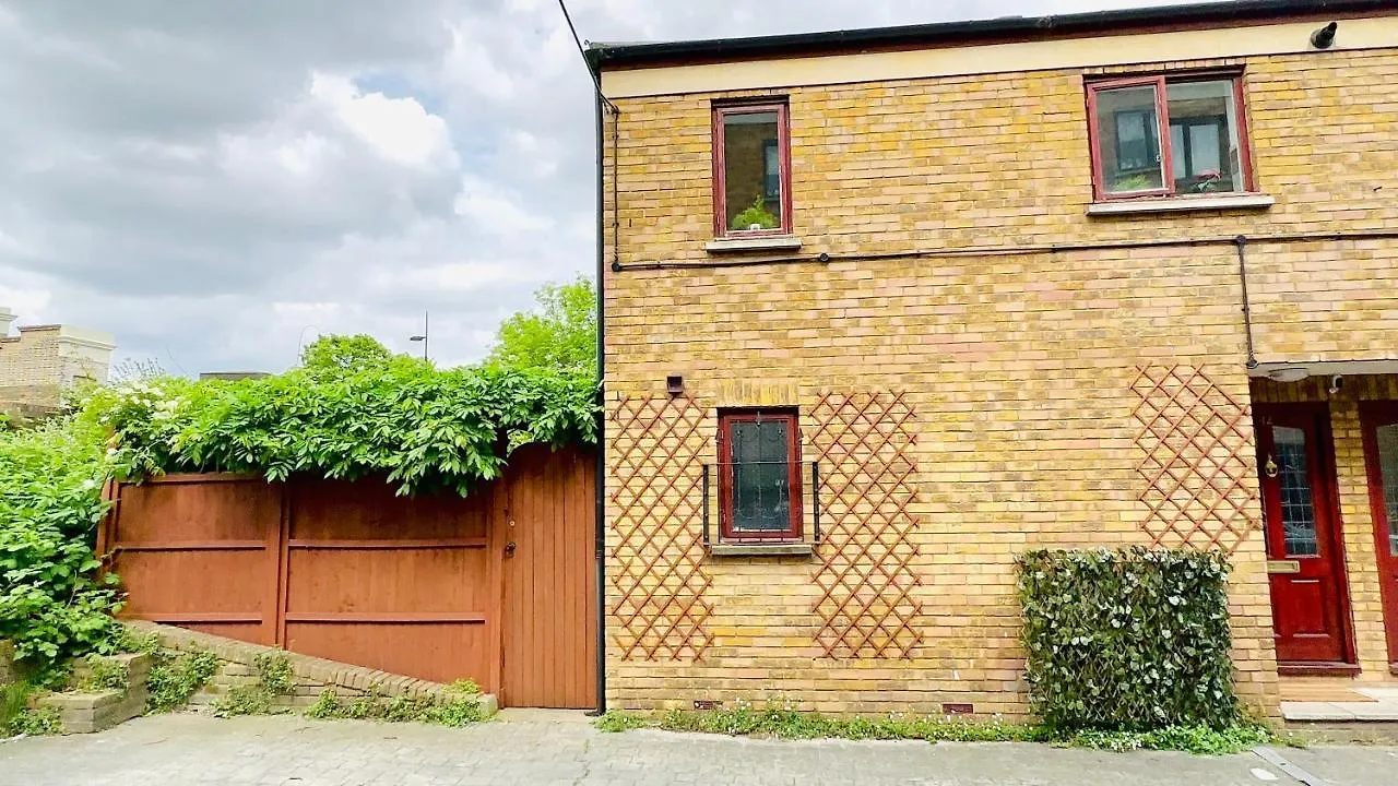 Canal View House: City of London Oasis Apartment