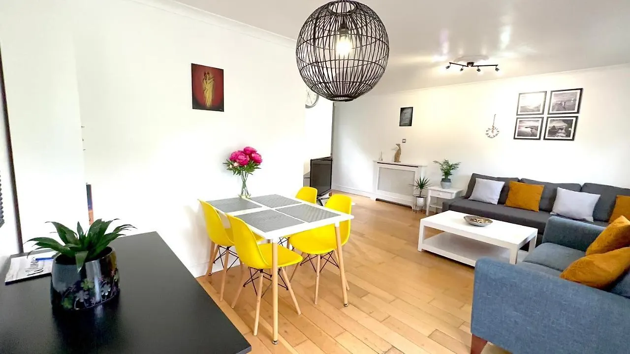 Canal View House: City of London Oasis