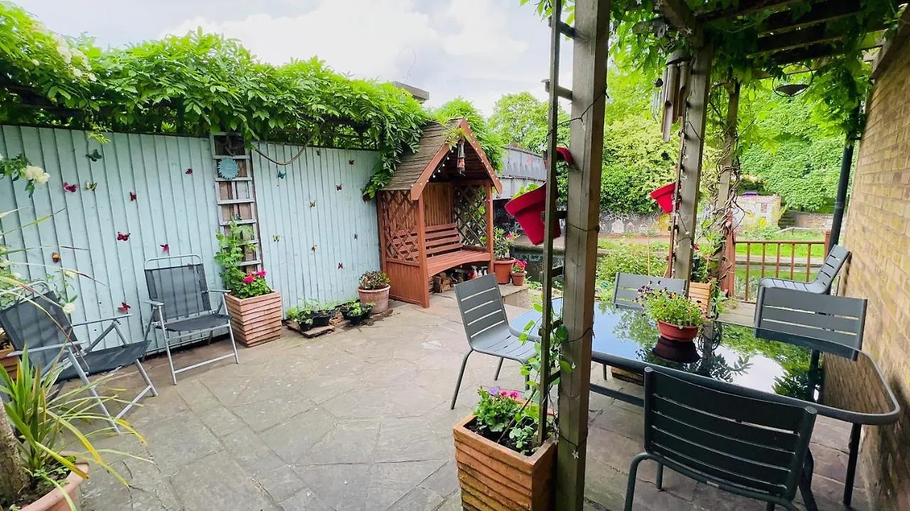 Canal View House: City of London Oasis United Kingdom
