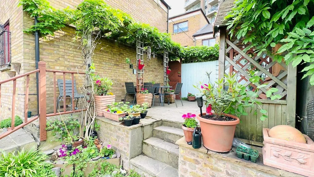 Canal View House: City of London Oasis 0*,  United Kingdom