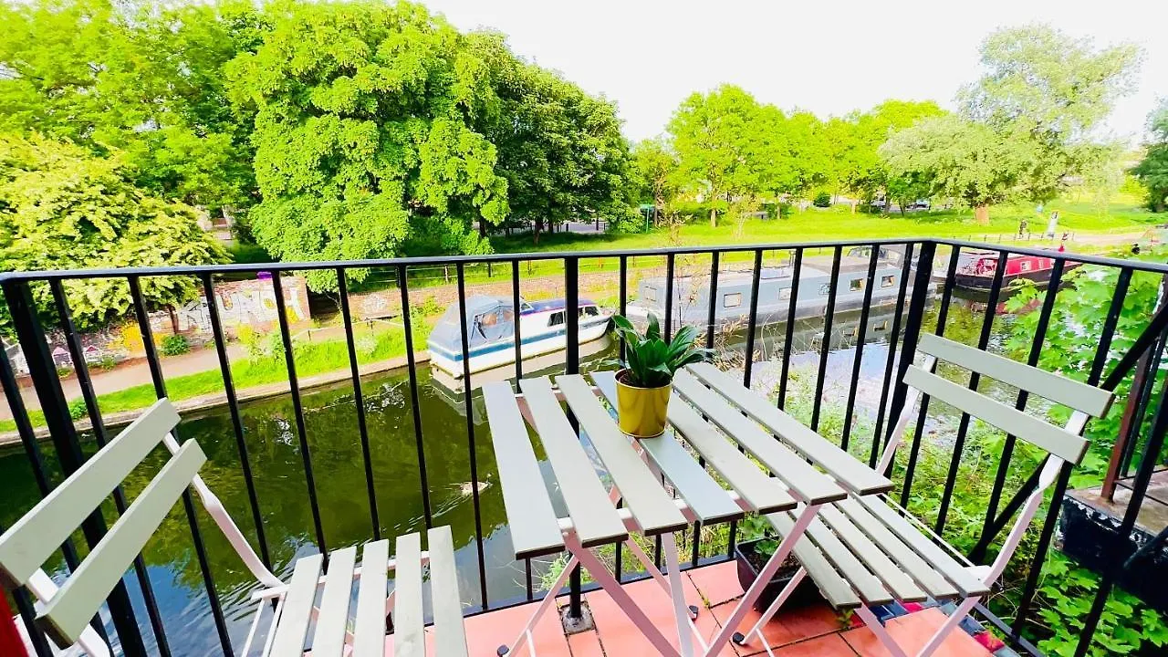 Canal View House: City of London Oasis Apartment