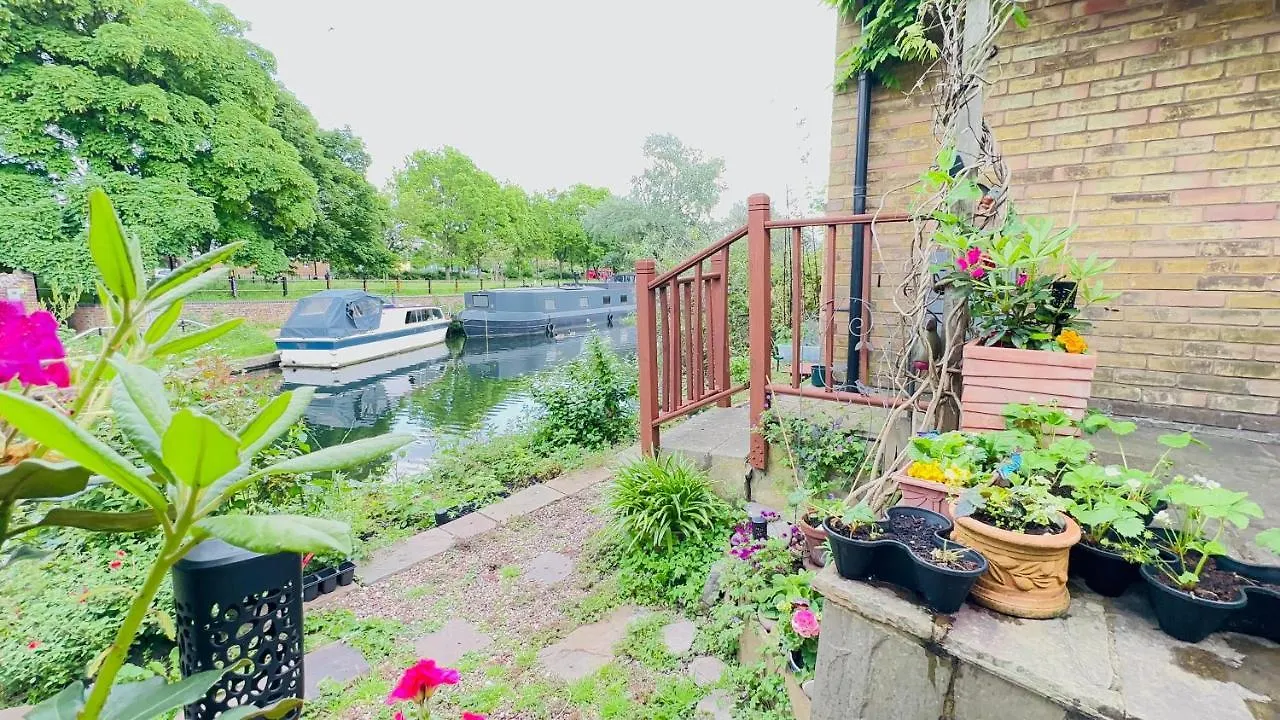 Canal View House: City of London Oasis