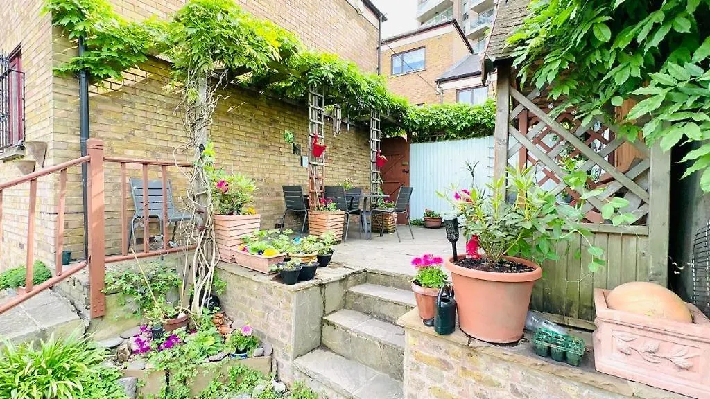 Apartment Canal View House: City of London Oasis