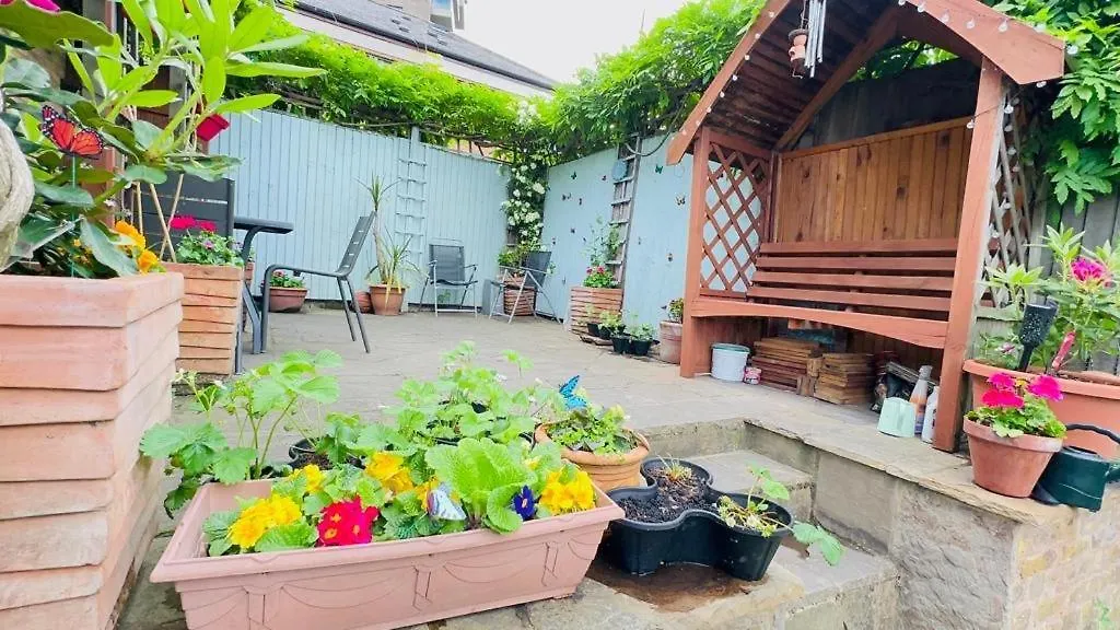 Canal View House: City of London Oasis