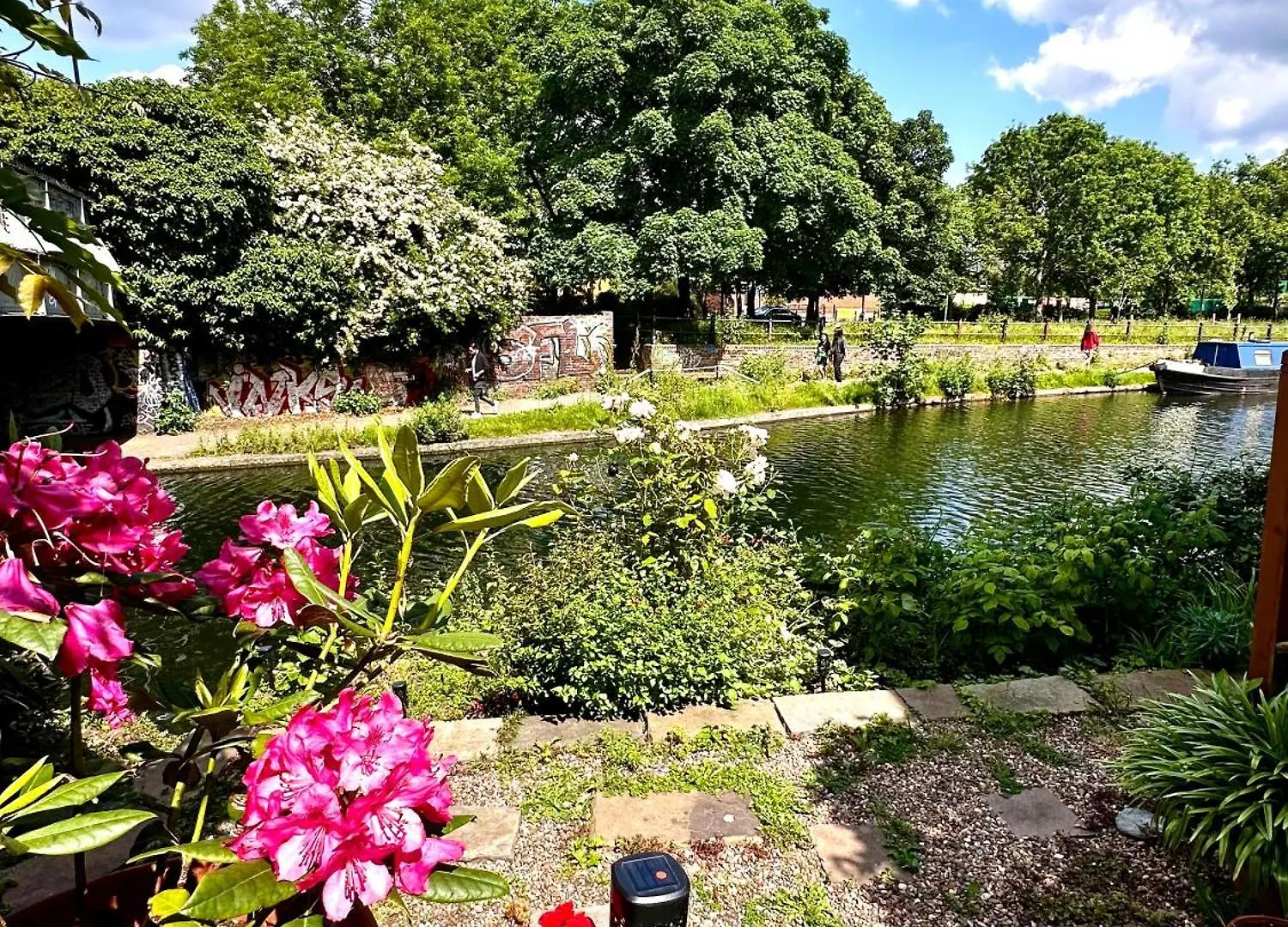 Canal View House: City of London Oasis Apartment